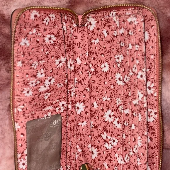 ✨ Michael Kors Pink Wallet - Picture 3 of 4